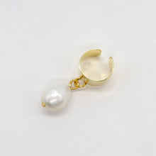Load image into Gallery viewer, Ear cuff with pearl
