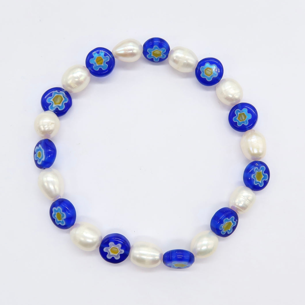 Pearl bracelet with color beads