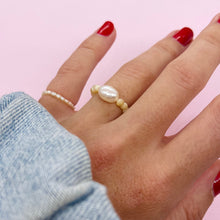 Load image into Gallery viewer, Sea shell ring with fresh water pearl
