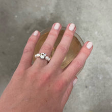 Load image into Gallery viewer, Delia pearl ring with crystal
