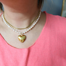 Load image into Gallery viewer, Pearl necklace with locket heart

