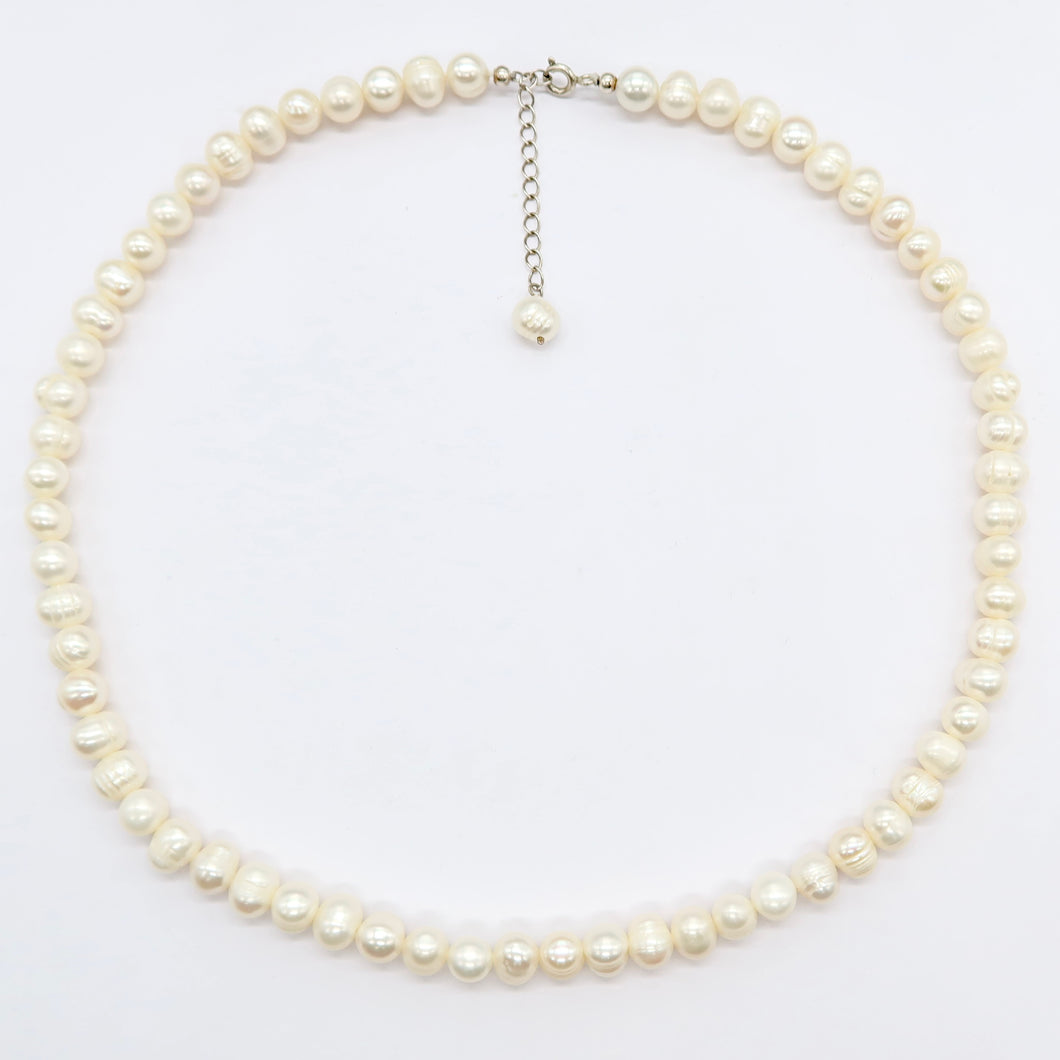 “The easy one” pearl necklace