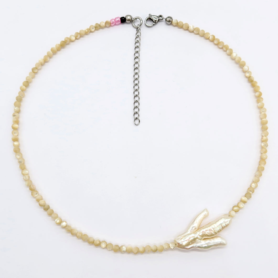 The_Fables sea shell choker with good luck pearl