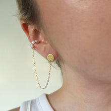 Load image into Gallery viewer, Mono earring with pearl cuff and gold chain
