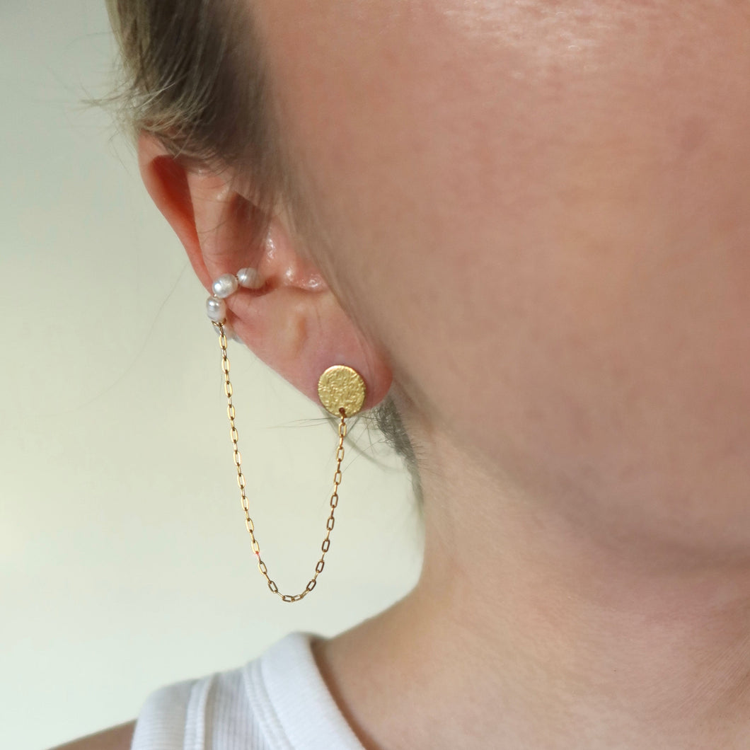 Mono earring with pearl cuff and gold chain