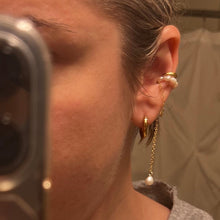 Load image into Gallery viewer, Scarlet pearl ear cuff with gold chain

